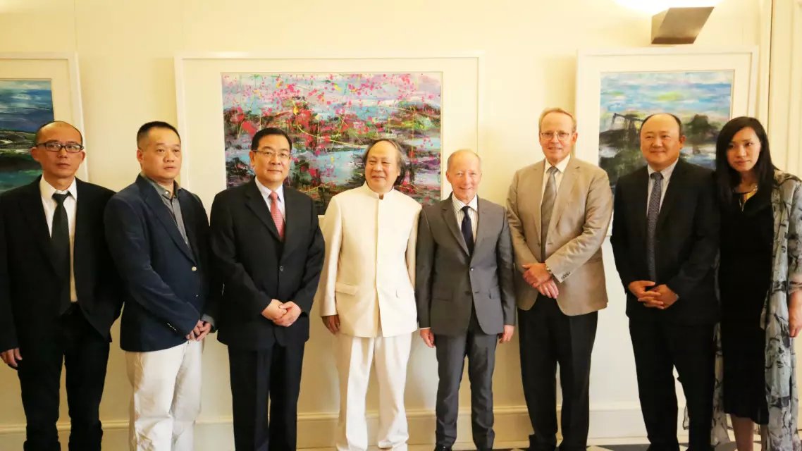 法国卢浮宫展开幕嘉宾合影