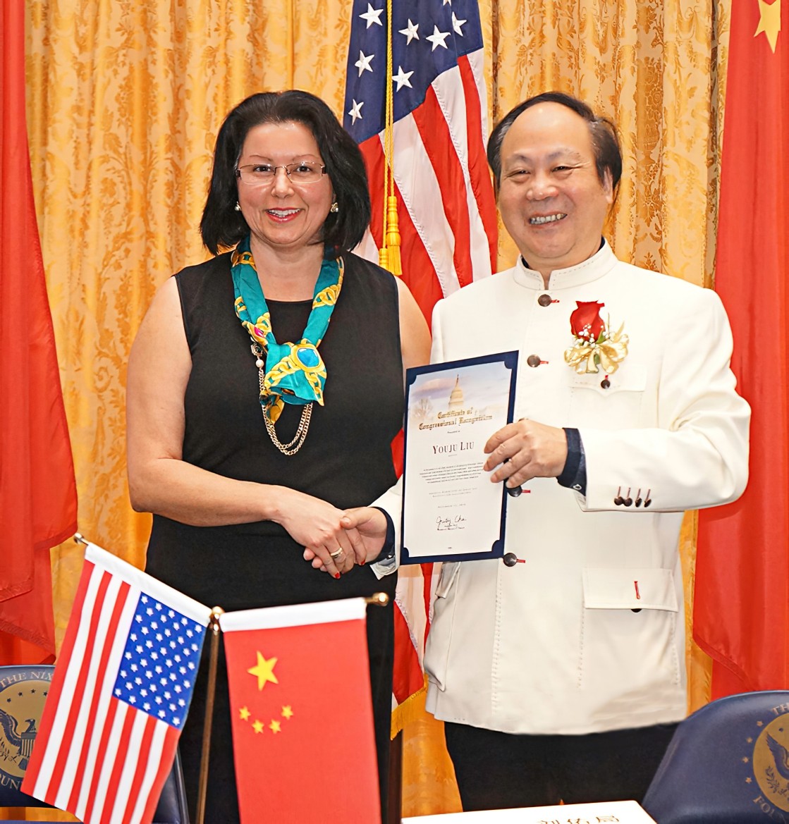 美国尼克松总统博物馆展览 美国国会议员赵美心代表向刘佑局颁发贺状