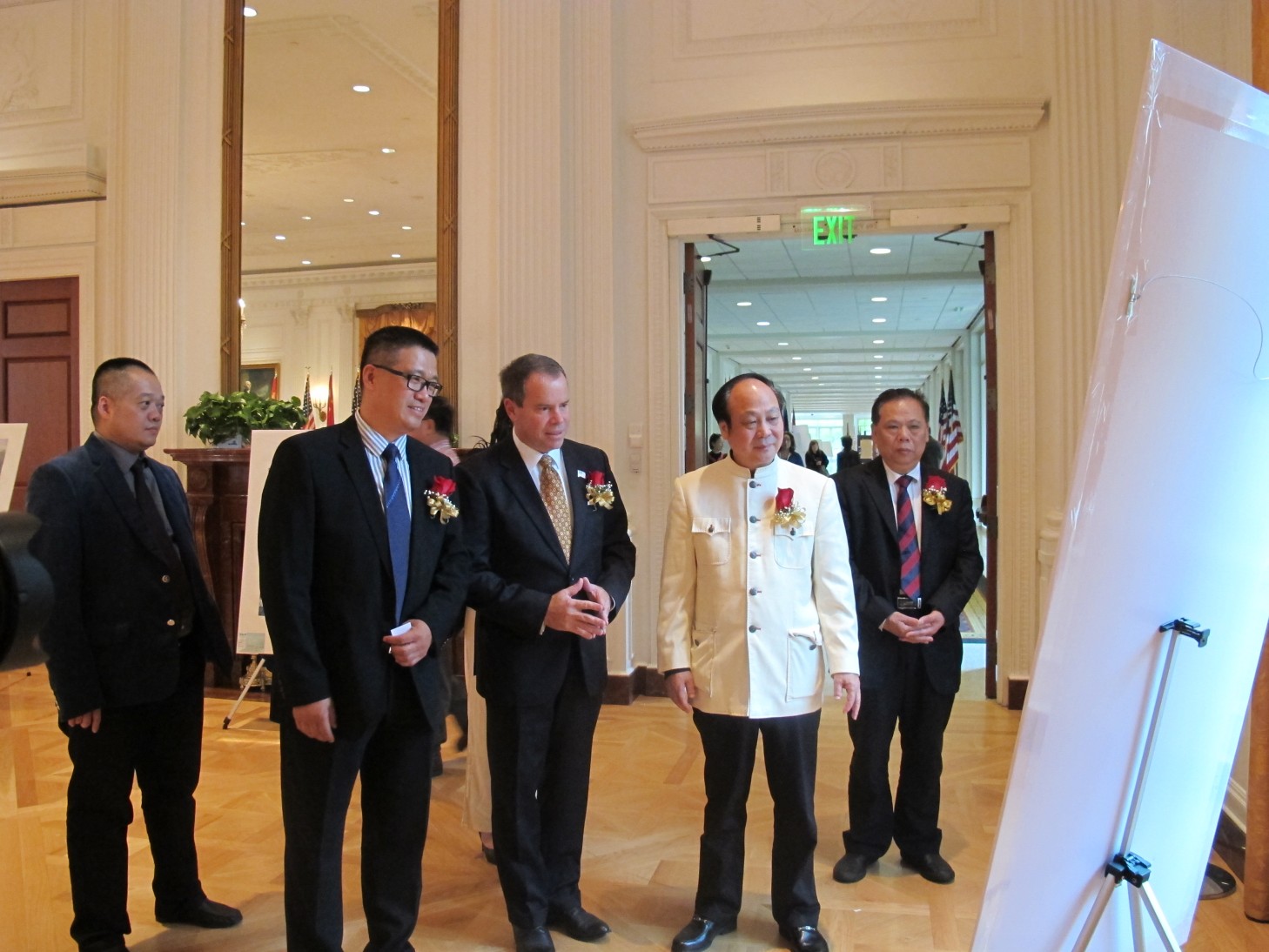 美国尼克松总统博物馆展览 刘佑局向加州众议员赠送作品集