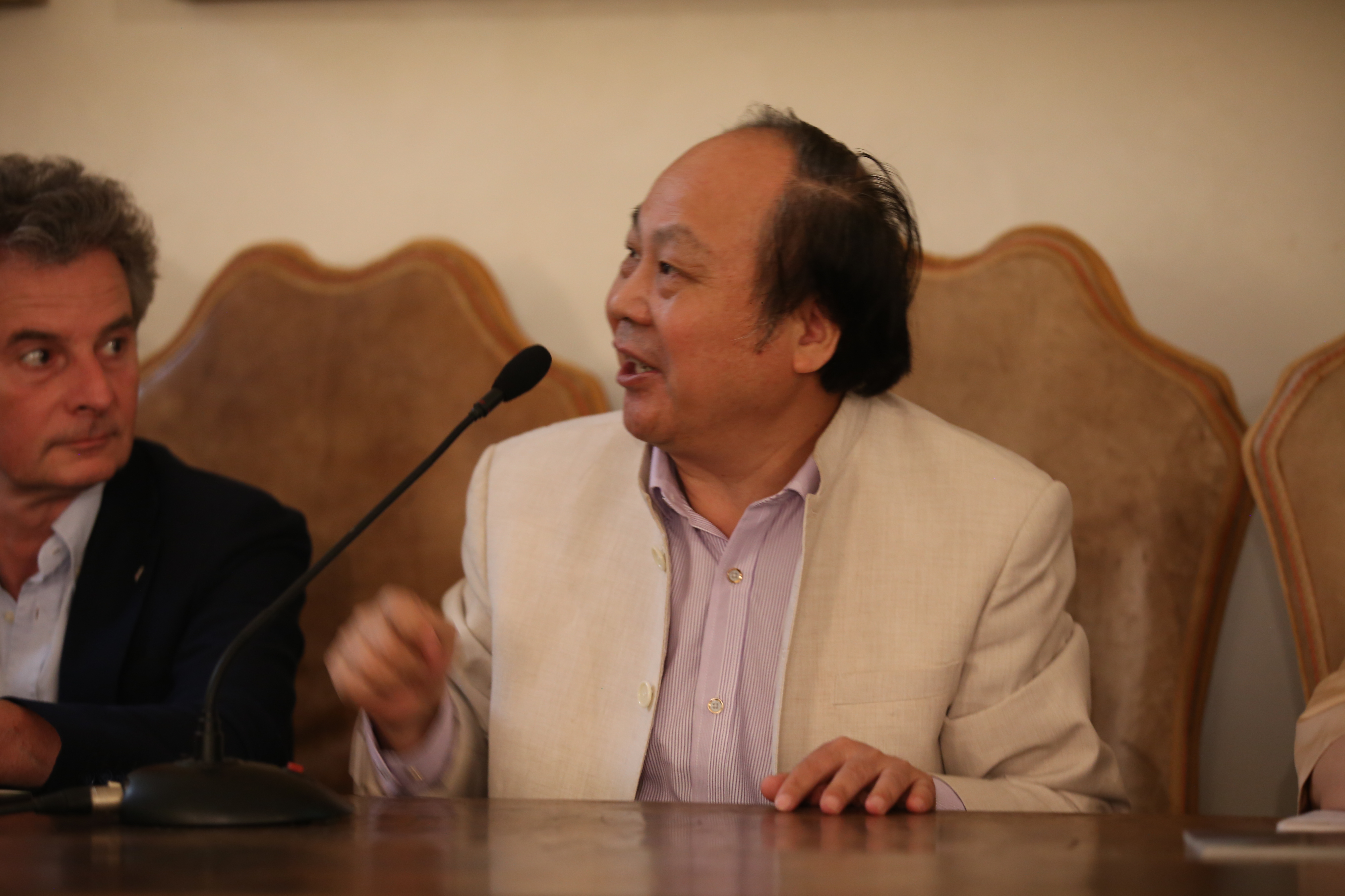 刘佑局在佛罗伦萨作品研讨会上发言