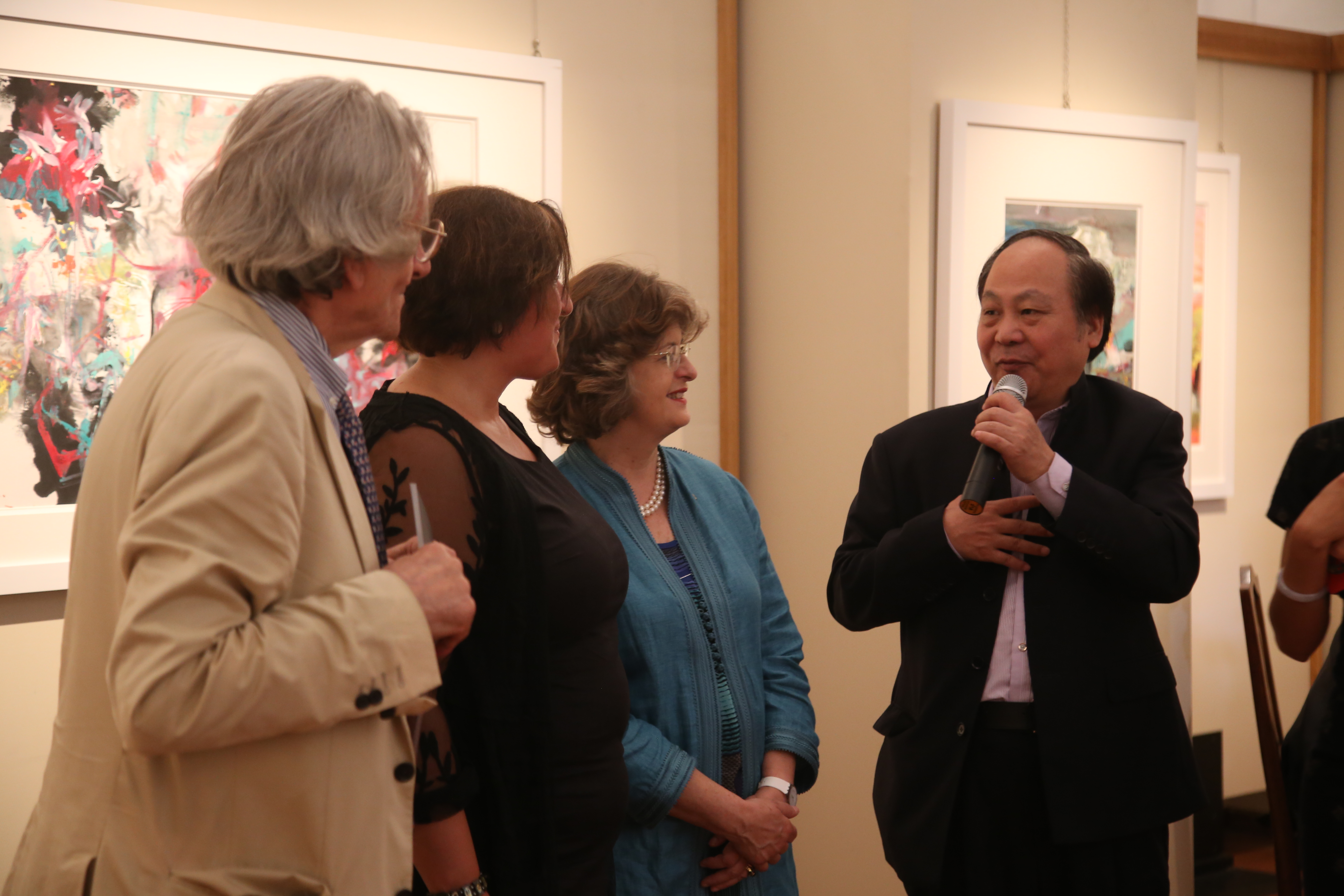 刘佑局与佛罗伦萨学院领导交谈