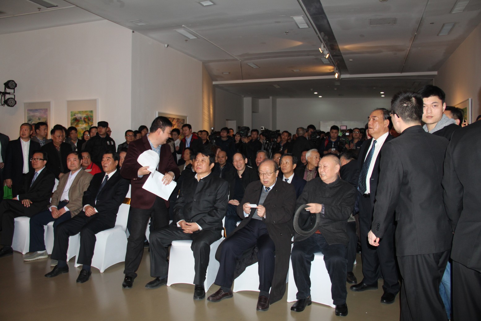 中国文联副主席覃志刚著名书法艺术家尉天池张飚崔如琢等500多人出席刘佑局画展