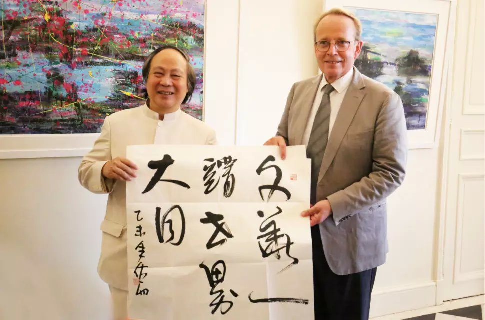 法国前文化部长德瓦布尔收藏刘佑局书法