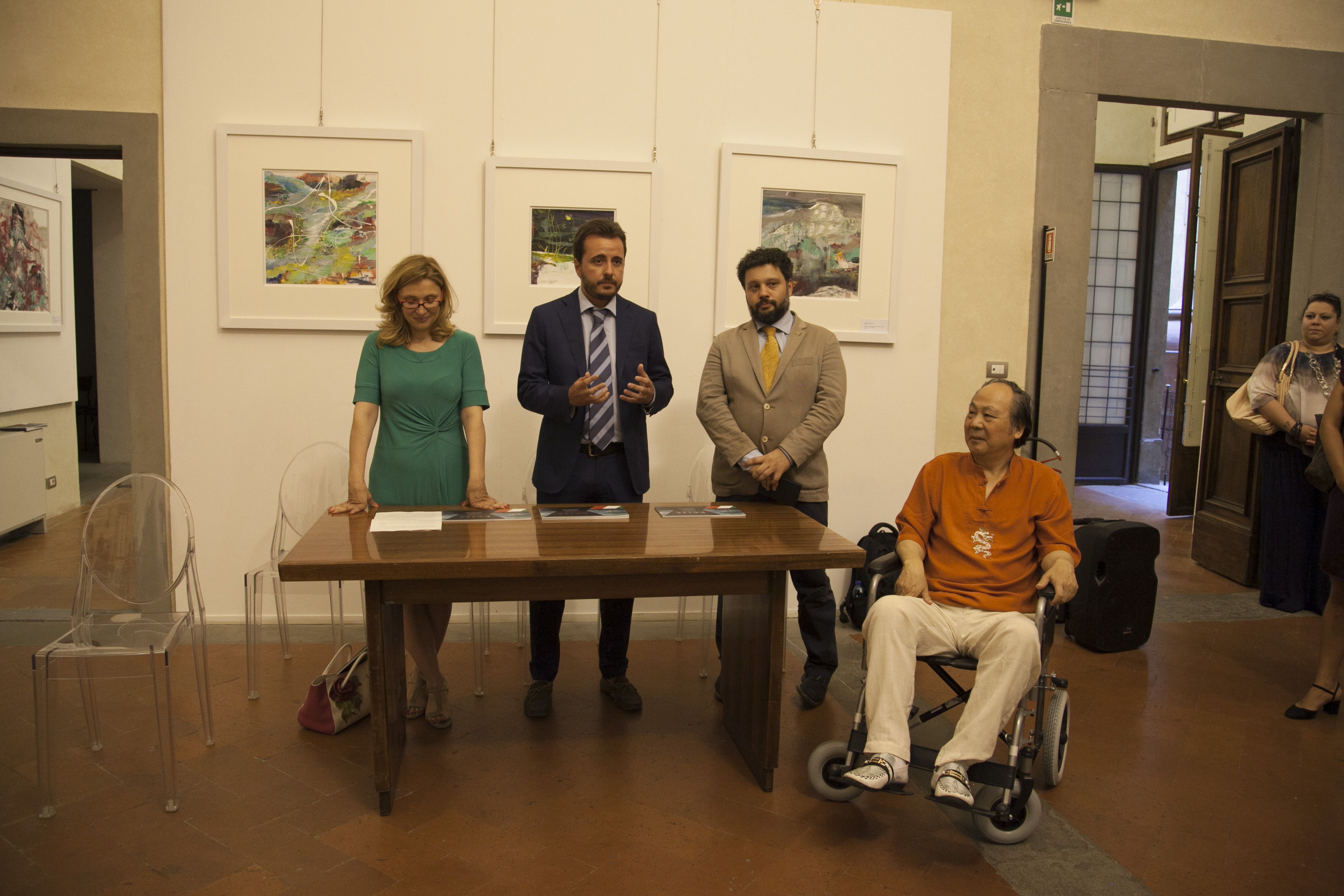 意大利佛罗伦萨大区议员以及外交委员会和文化官员  主持刘佑局在美第奇宫的个人作品展