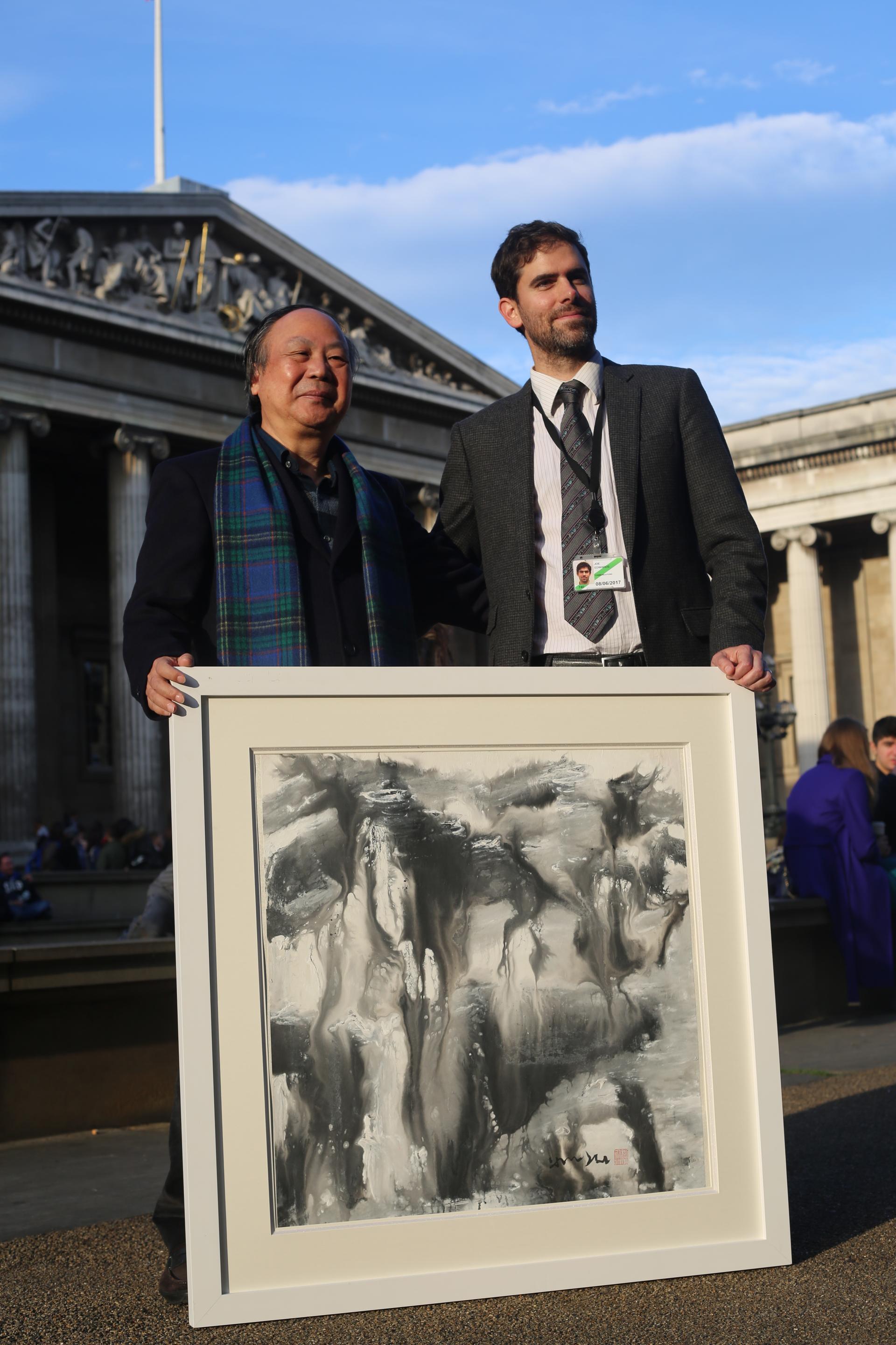 大英博物馆公共业务经理Joe Edwards代表大英博物馆接受刘佑局作品收藏