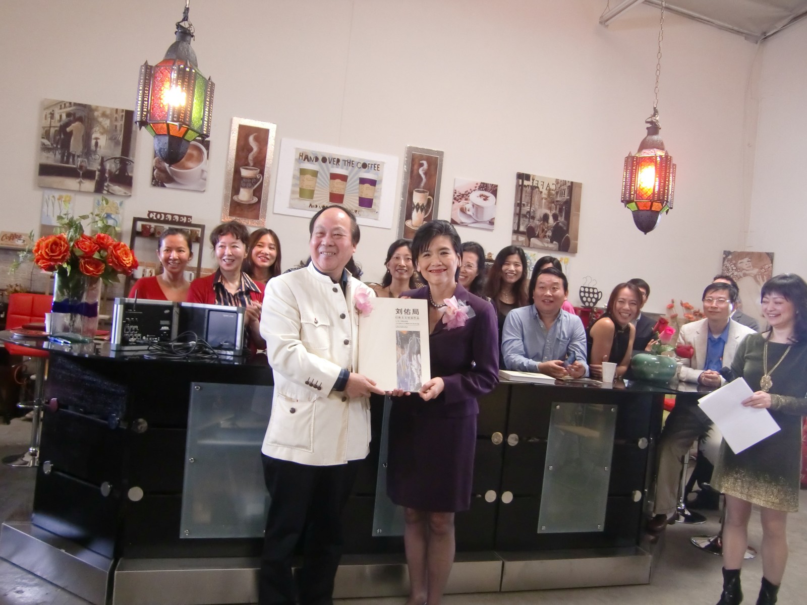 美国尼克松总统博物馆展览 刘佑局向美国国会议员赵美心赠送作品集