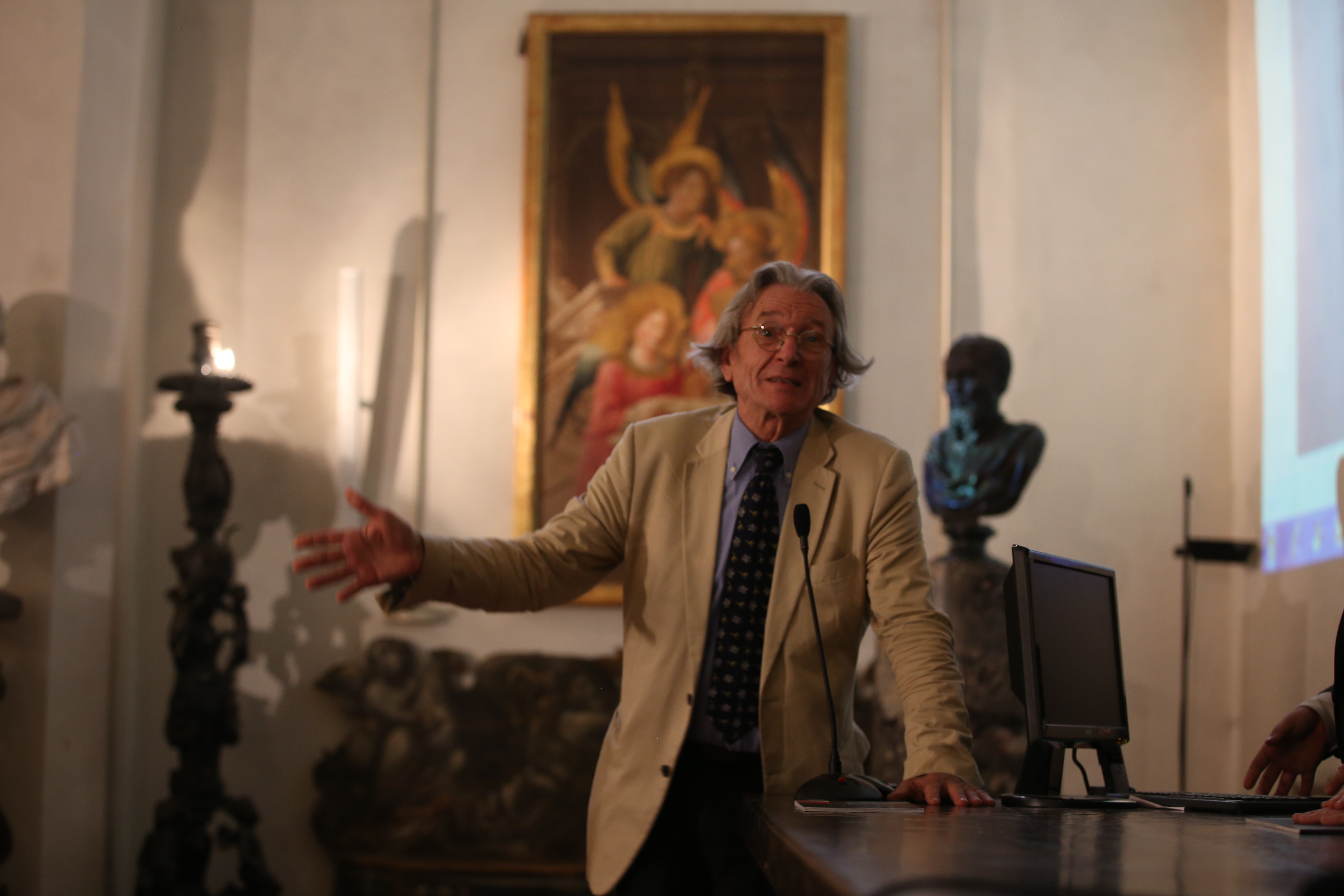 原意大利艺术研究院秘书长在刘佑局作品会上发言