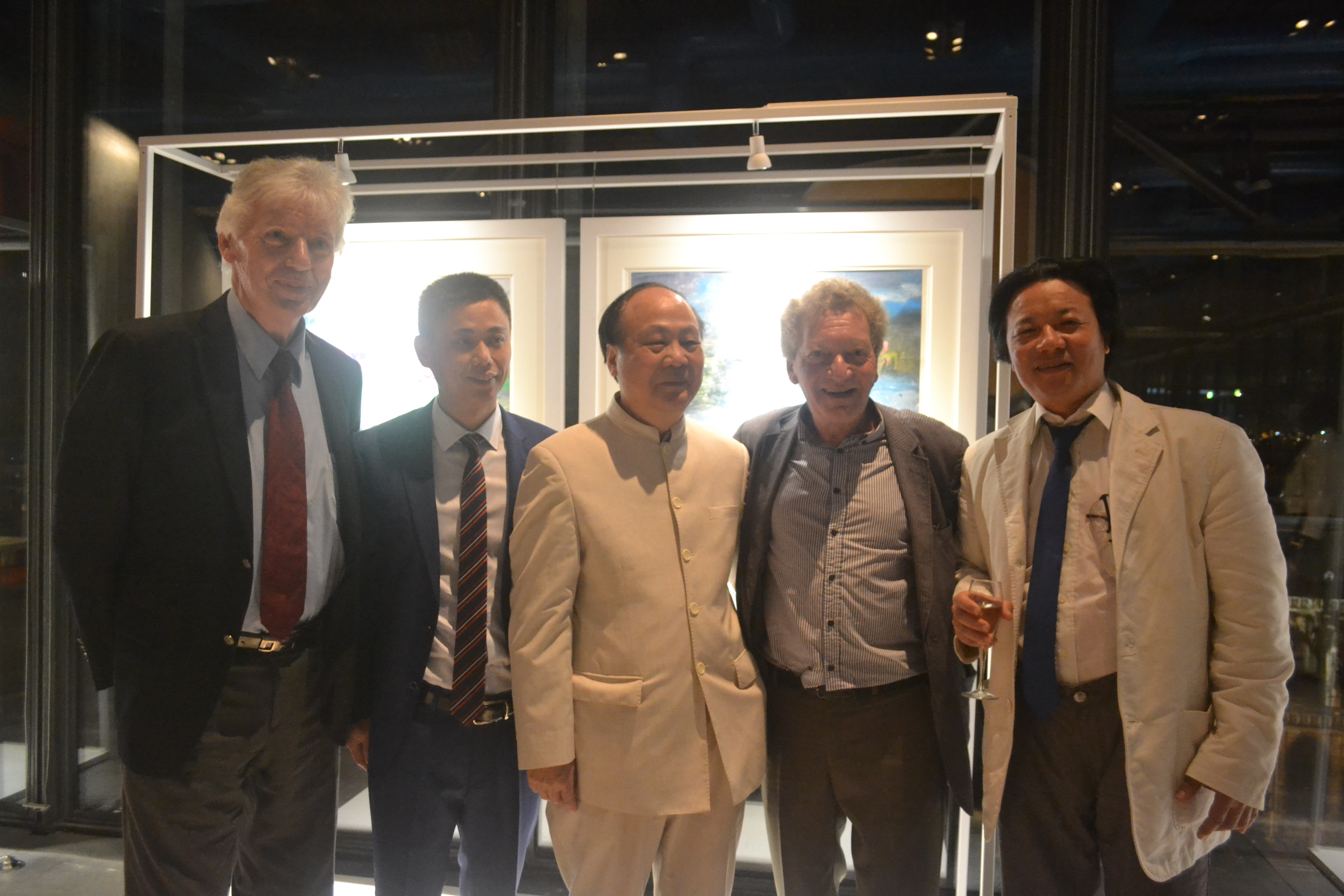 在展览与重要嘉宾合影