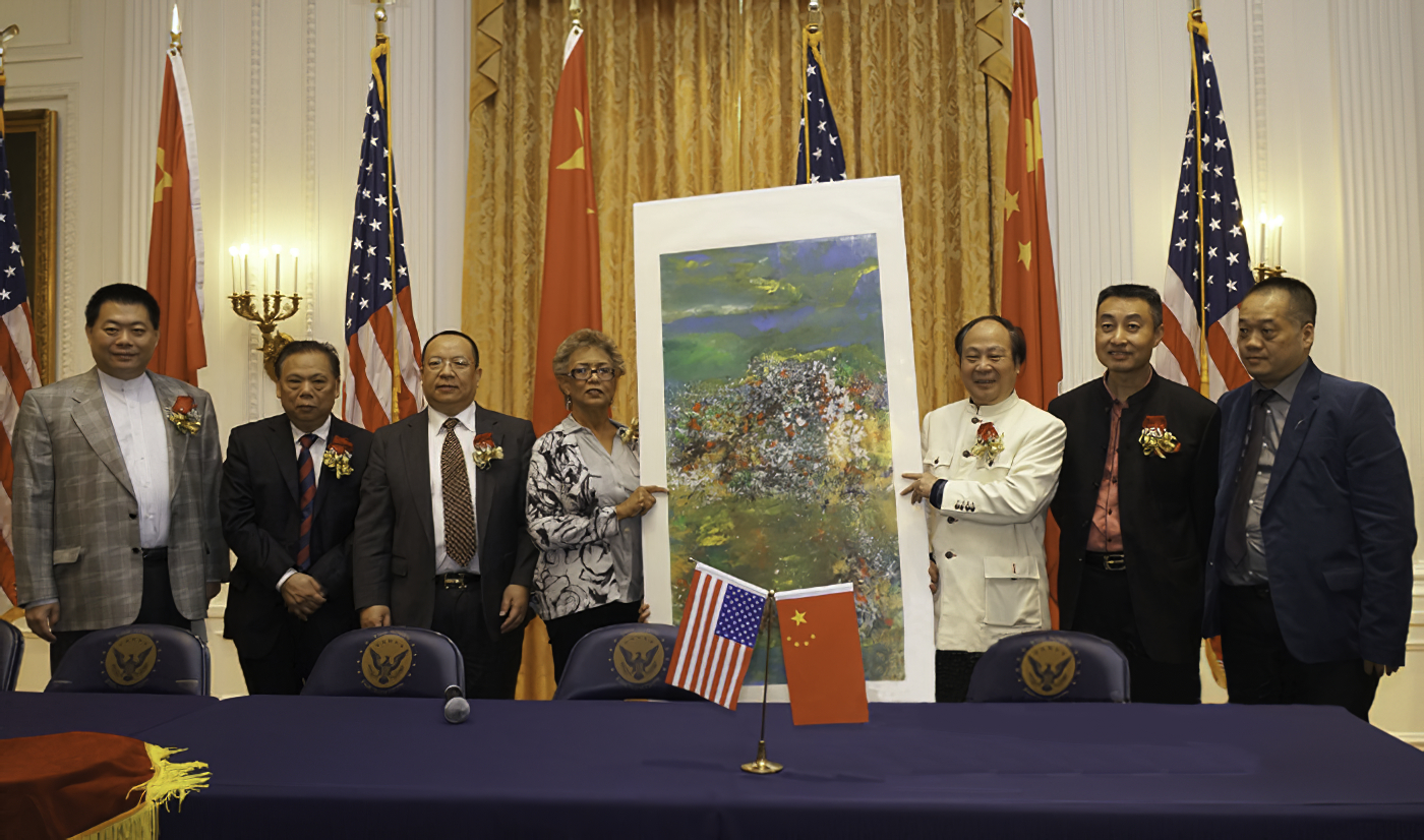 “刘佑局幻象主义绘画作品展”开幕式上，刘佑局把作品送給尼克松总统博物馆收藏