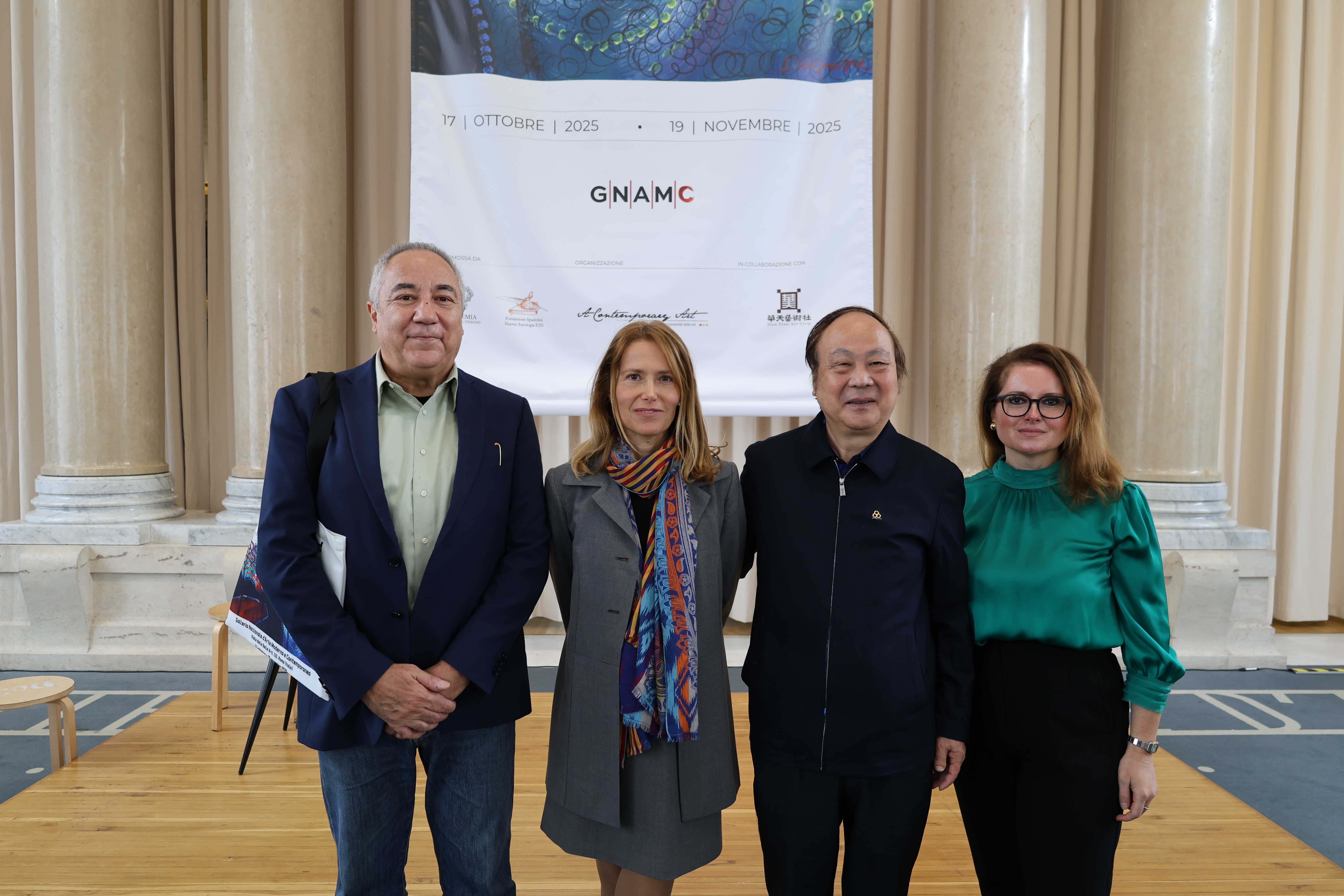 开幕式上，意大利国家现当代艺术美术馆馆长Renata Cristina Mazzantin（左二）、罗马美院古代艺术史与博物馆学教授Marco Nocca（左一）、策展人Anna Balzani（右一）与刘佑局合影